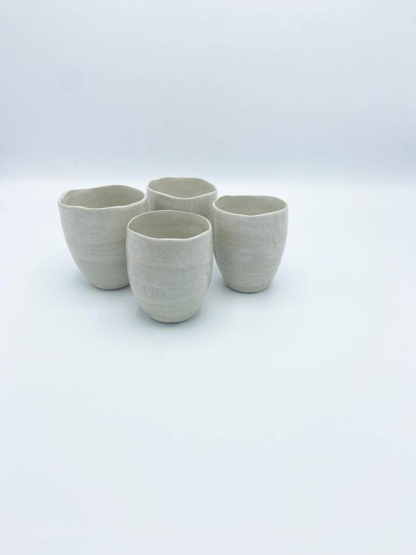 Vier Kaffeetassen ohne Henkel aus Keramik