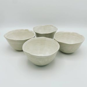 Vier handgearbeitete Bowls aus Keramik , hell