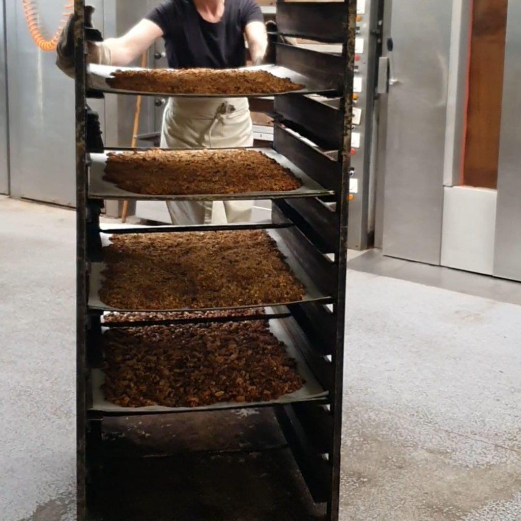 Granola MUNAY bei der Produktion.
